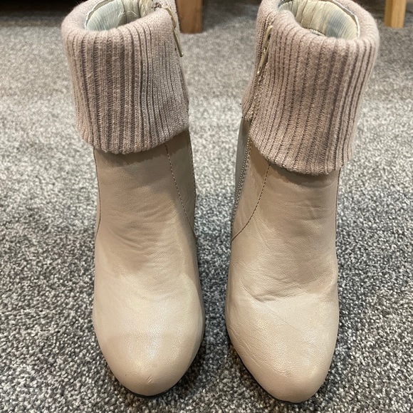 Beige booties size 5.5 in woman - Picture 3 of 6